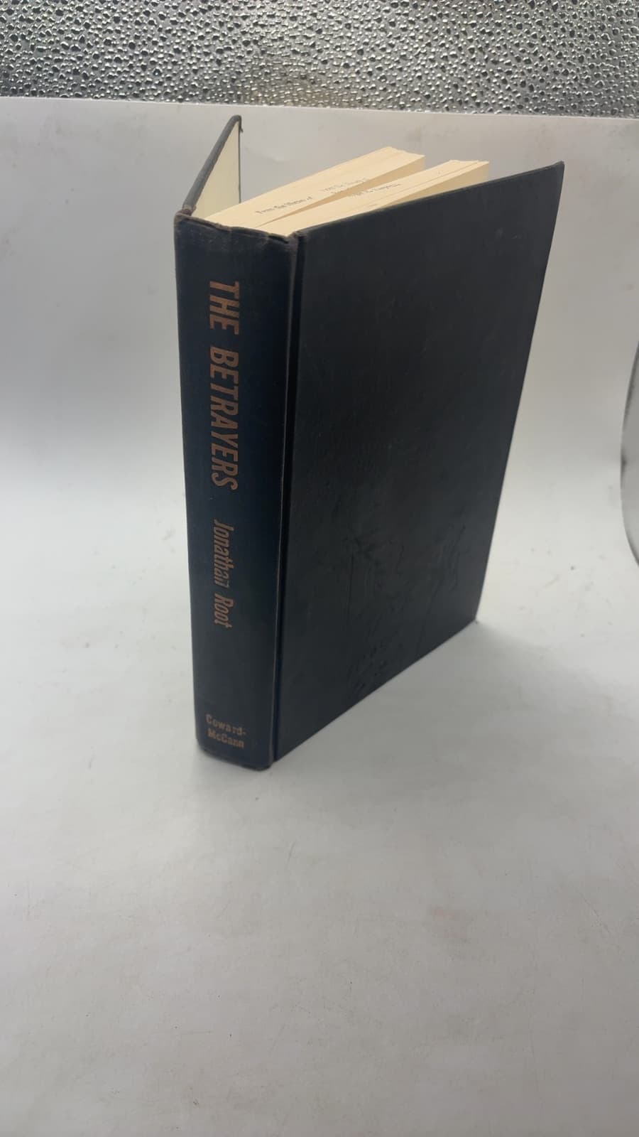 The Betrayers by Jonathan Root - front cover