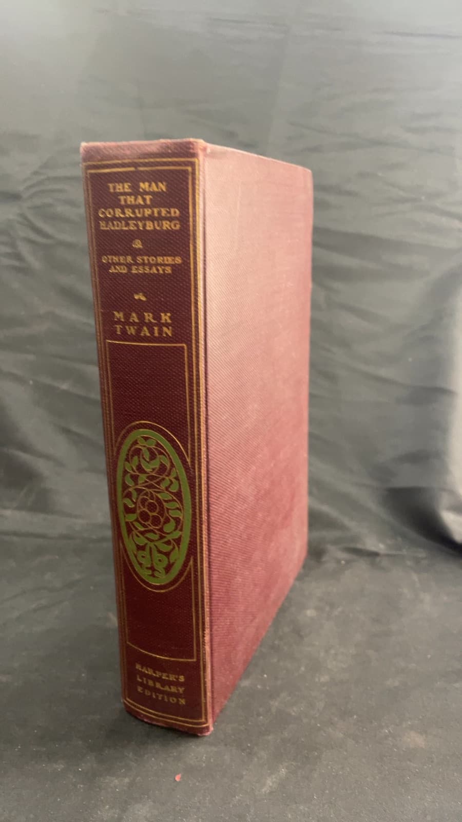The Man That Corrupted Hadleyburg and Other Stories by Mark Twain - front cover