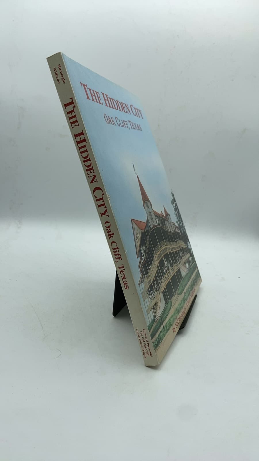 The Hidden City Oak Cliff, Texas by Bill Minutaglio & Holly Williams - front cover