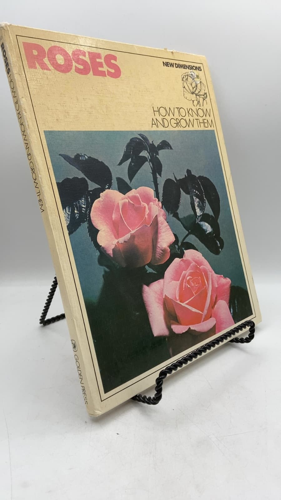 Roses: HOW TO Know AND Grow Them by Claudia Binelli - front cover