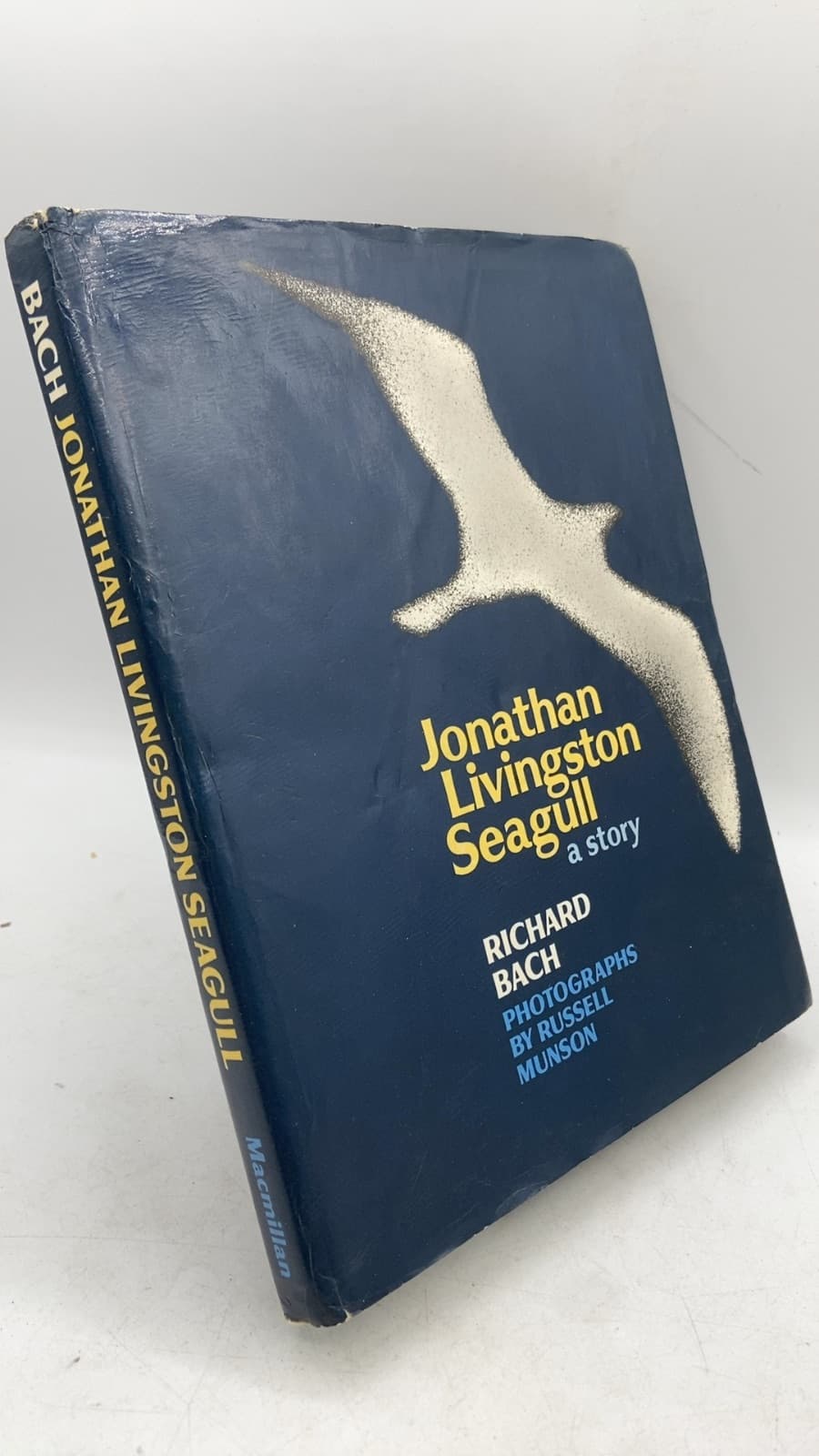 Jonathan Livingston Seagull by Richard Bach - front cover