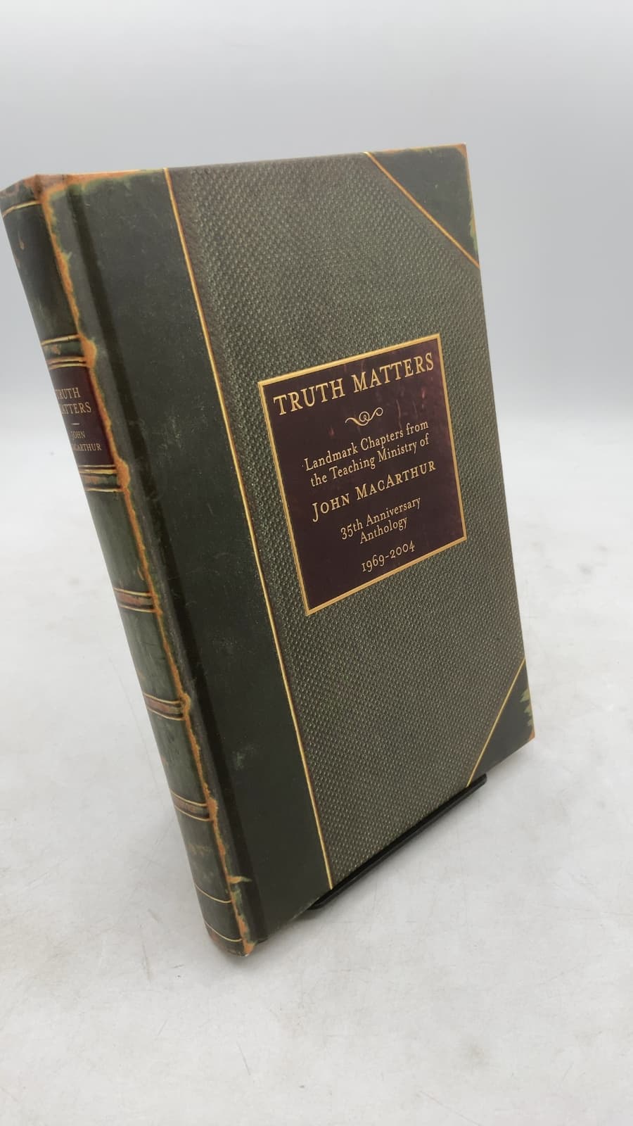 Truth Matters: Landmark Chapters from the Teaching Ministry of John MacArthur by John MacArthur - front cover