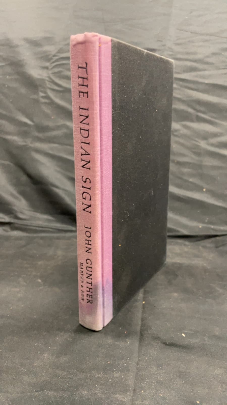THE Indian Sign by John Gunther - front cover