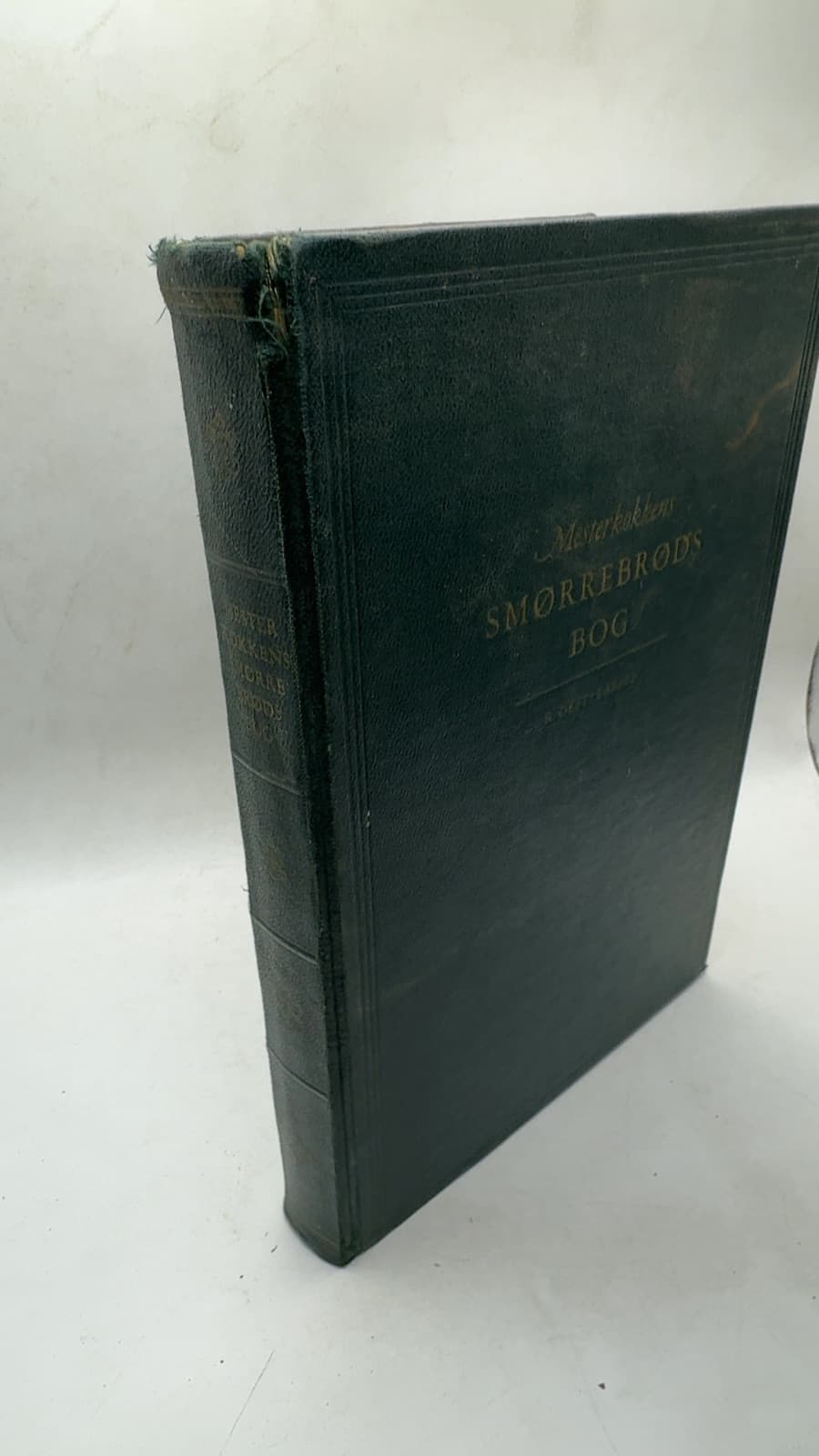Mesterkokkens Smørrebrødsbog by R. Oest-Larsen - front cover