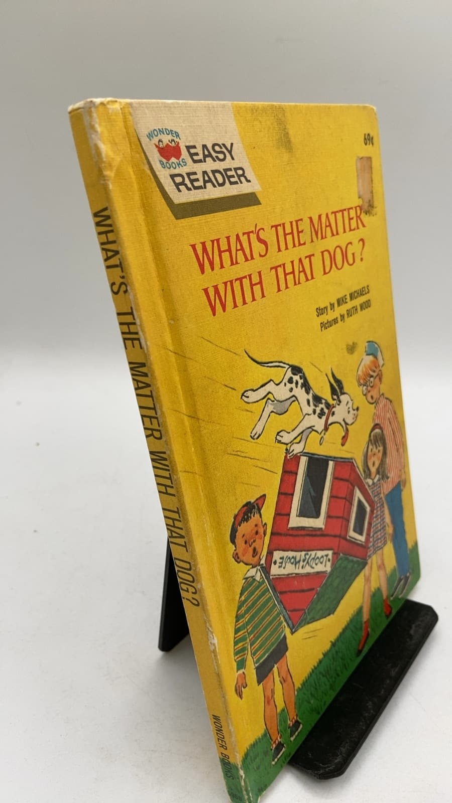 What's THE Matter With That Dog? by Mike Michaels - front cover