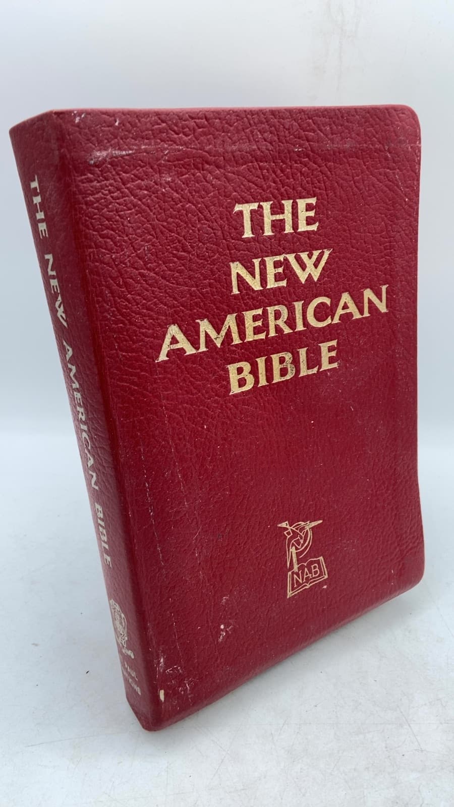 THE NEW American Bible by Members of the Catholic Biblical Association of America - front cover