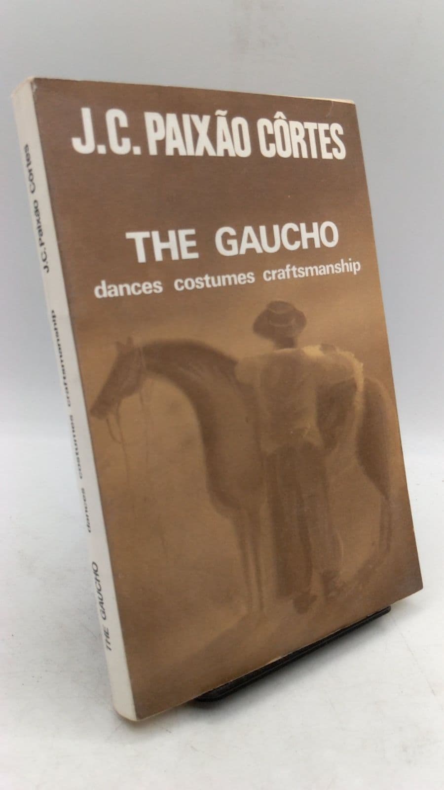 THE GAUCHO dances costumes craftsmanship by J.C. Paixão Côrtes - front cover