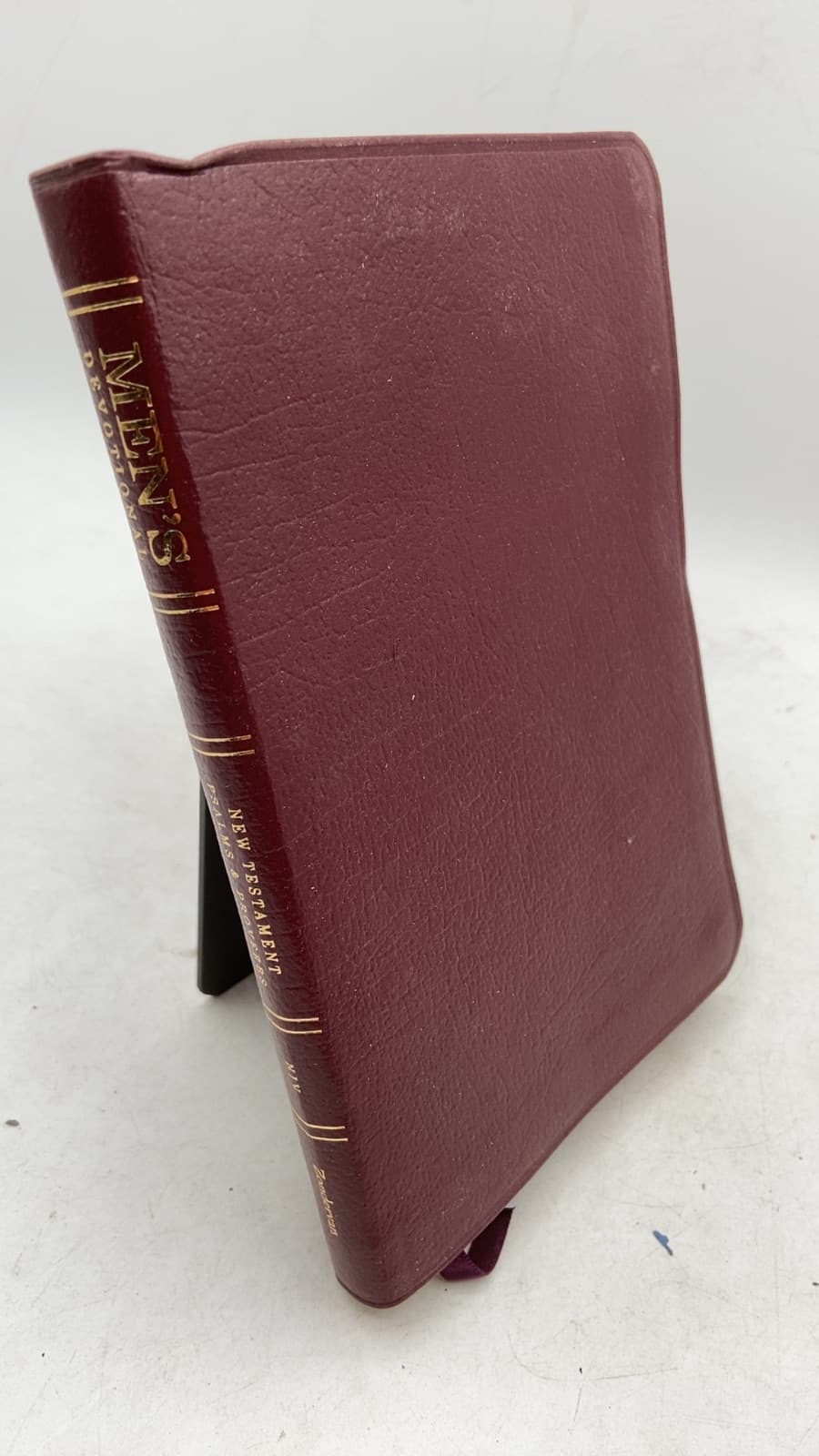 Men's Devotional New Testament with Psalms & Proverbs by Dirk R. Buursma, Martha Manikas-Foster - front cover