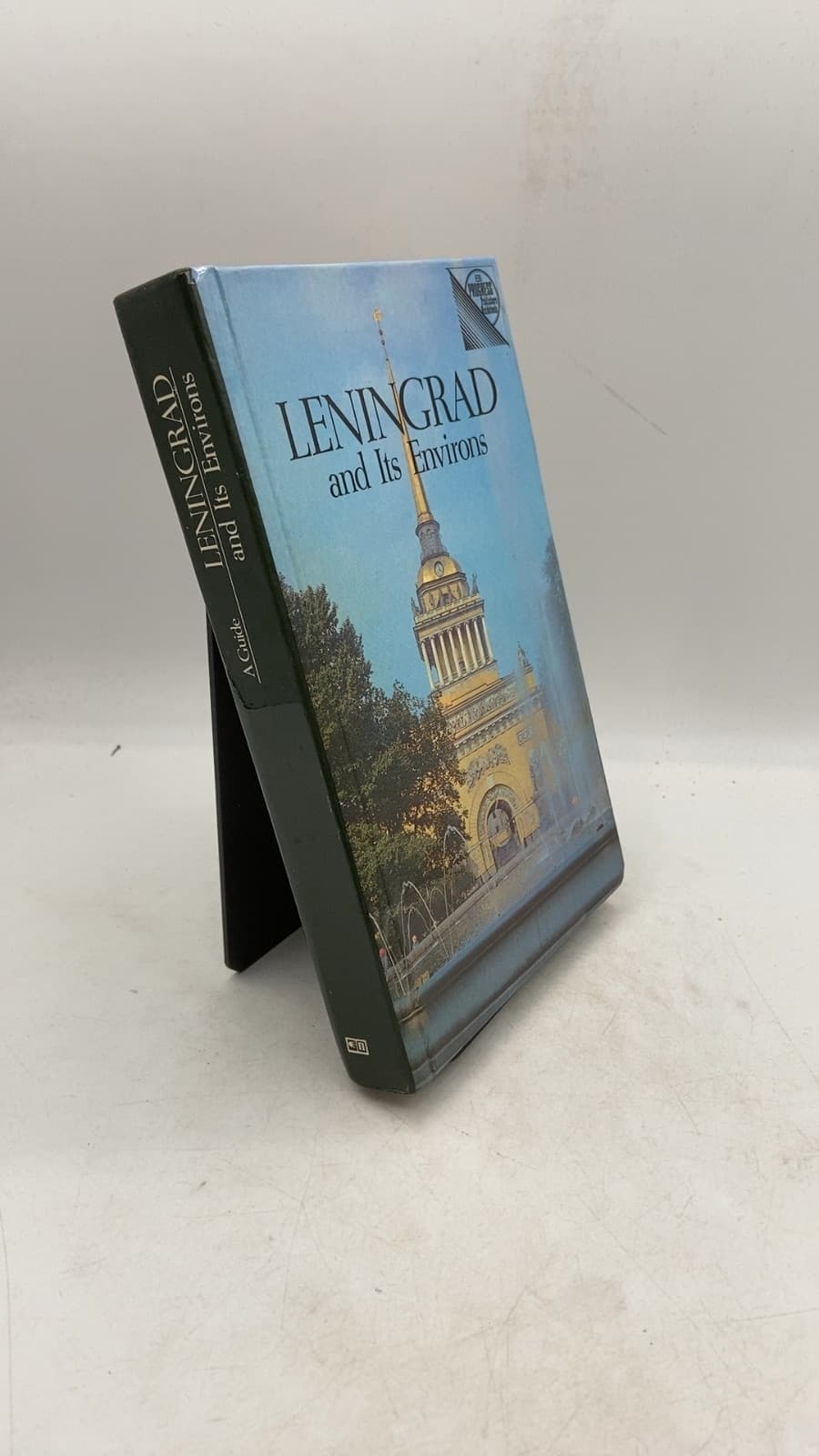 Leningrad and Its Environs: A Guide by Y. Doroshinskaya, V. Kruchina-Bogdanov - front cover