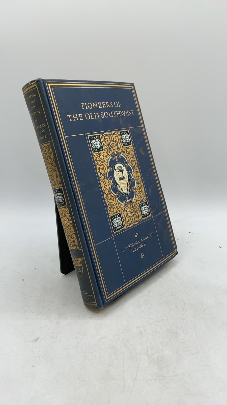 Pioneers of the Old Southwest: A Chronicle of the Dark and Bloody Ground by Constance Lindsay Skinner - front cover