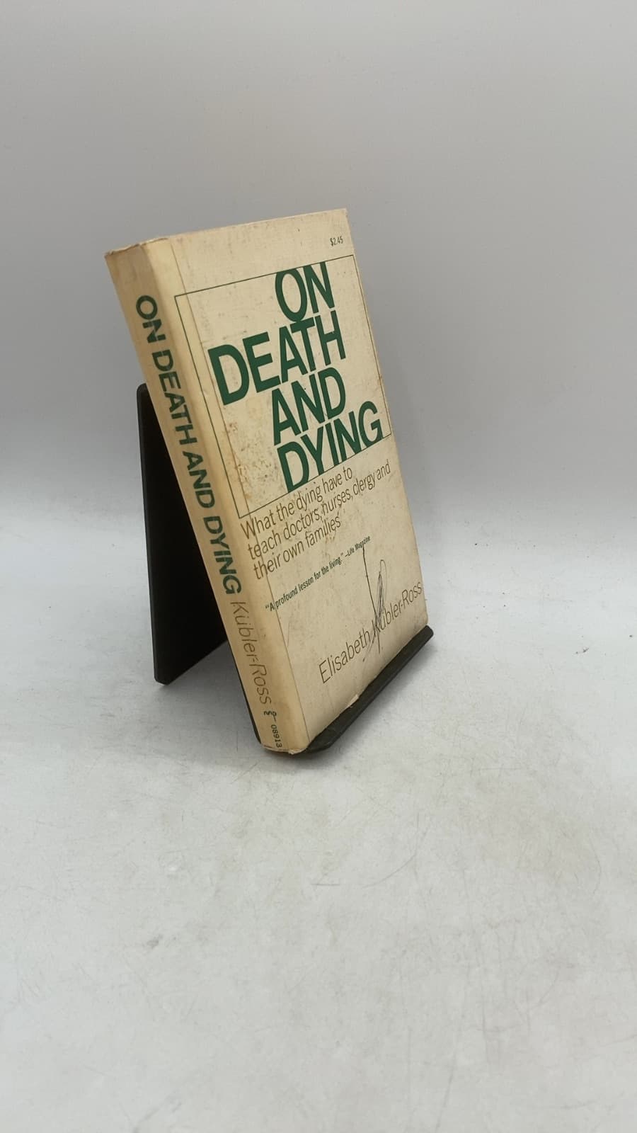 On Death and Dying by Elisabeth Kübler-Ross, M.D. - front cover
