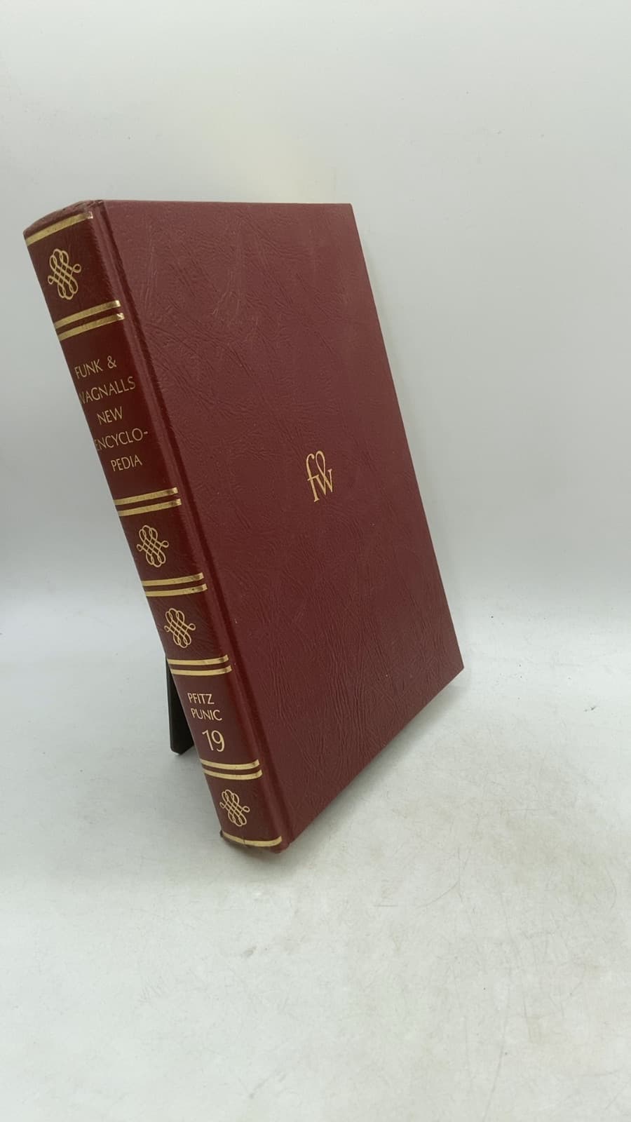 Funk & Wagnalls New Encyclopedia, Volume 19: Pfitz - Punic by Joseph Laffan Morse (Editor in Chief) - front cover