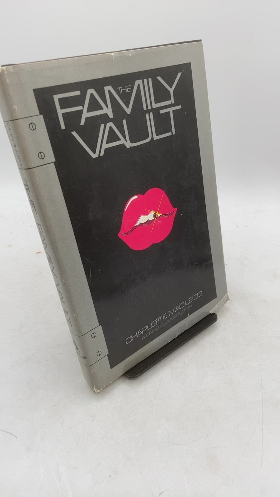 The Family Vault by Charlotte MacLeod - front cover