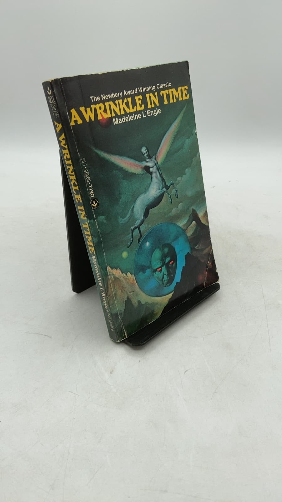 A Wrinkle in Time by Madeleine L'Engle - front cover