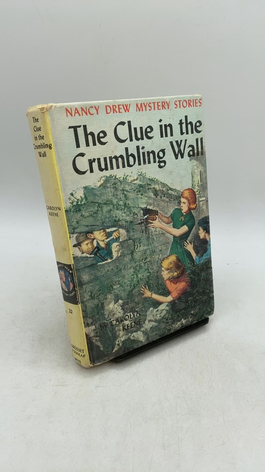 The Clue in the Crumbling Wall by Carolyn Keene - front cover